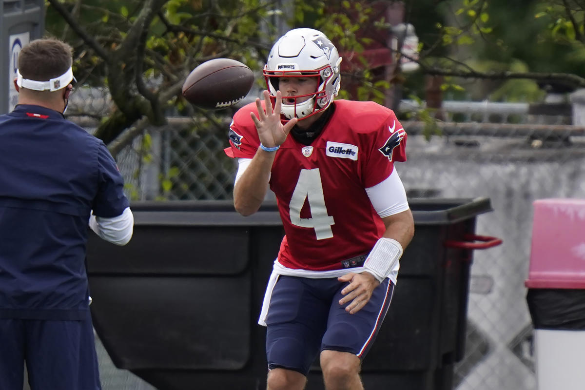 Patriots QB Jarrett Stidham is reportedly battling a leg injury