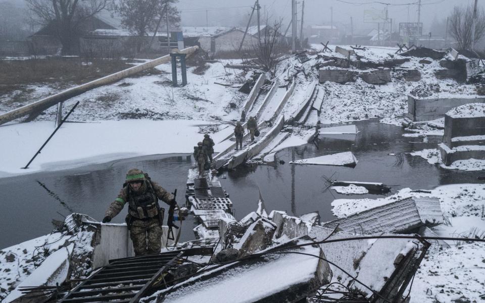 Ukrainian soldiers return from the front line during winter in Bakhmut - Anadolu Agency/Anadolu