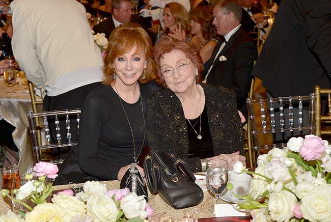 reba mcentire late mom