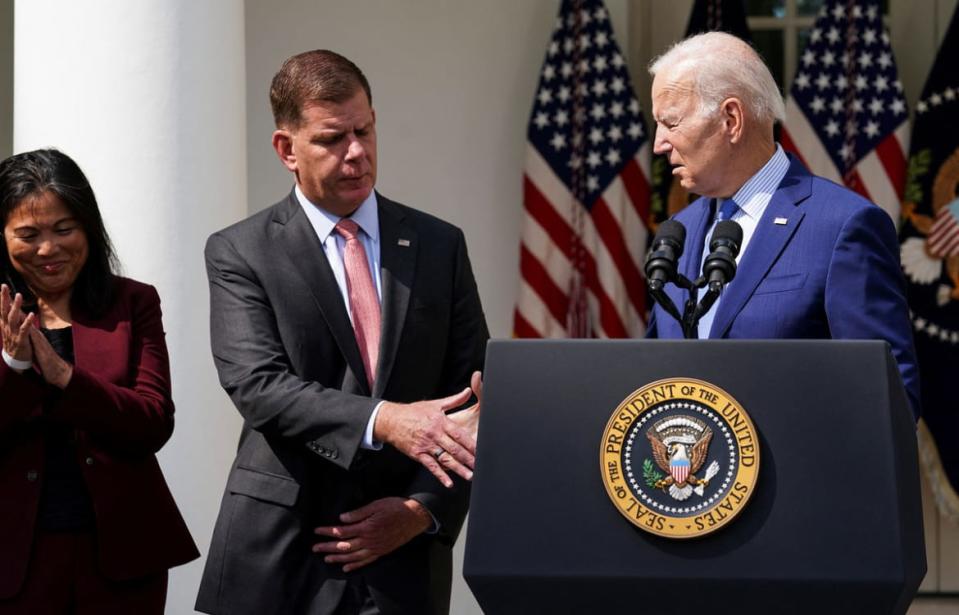 <div class="inline-image__title">USA-RAILWAY/LABOR</div> <div class="inline-image__caption"><p>U.S. President Joe Biden shakes hands with Labor Secretary Marty Walsh as Deputy Secretary of Labor Julie Su applauds, in the Rose Garden at the White House, Sept. 15, 2022. </p></div> <div class="inline-image__credit">Kevin Lamarque/Reuters</div>