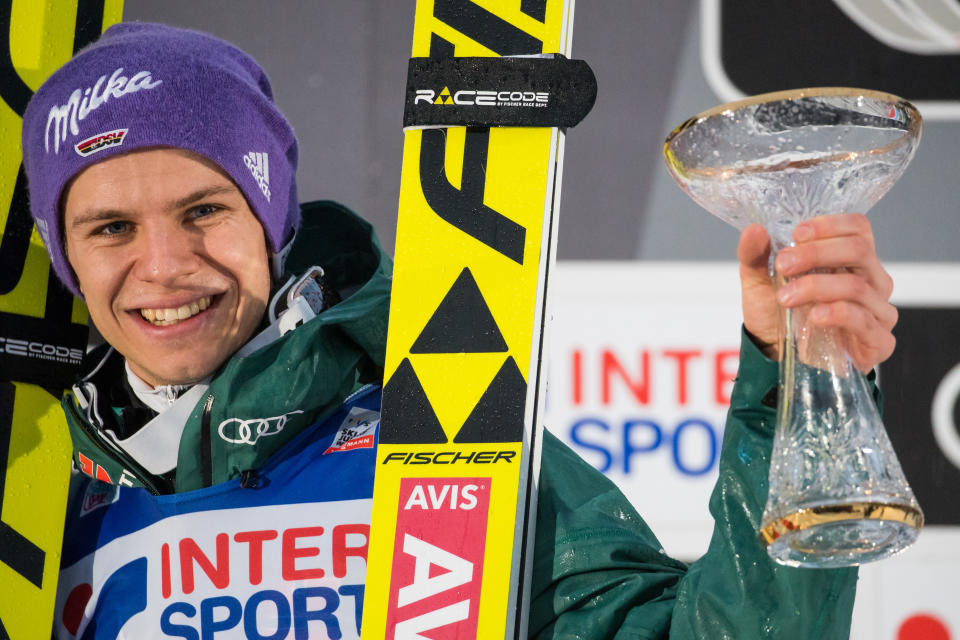 <p>Der Skispringer Andreas Wellinger aus Deutschland machte bei der Vierschanzentournee in Innsbruck den dritten Platz und darf nach dem zweiten Durchgang stolz auf dem Podest stehen. (Bild: Daniel Karmann/dpa) </p>