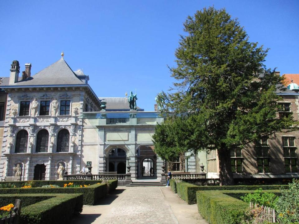 El palacete de Rockox, un humanista y mecenas, amigo y protector de Rubens, quien había sido nueve veces burgomaestre y cuya noble residencia ha sido convertida en museo.