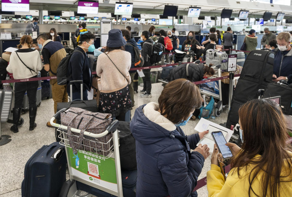 有報道指由於香港爆發移民潮，銀行界出現「剩者為王」現象