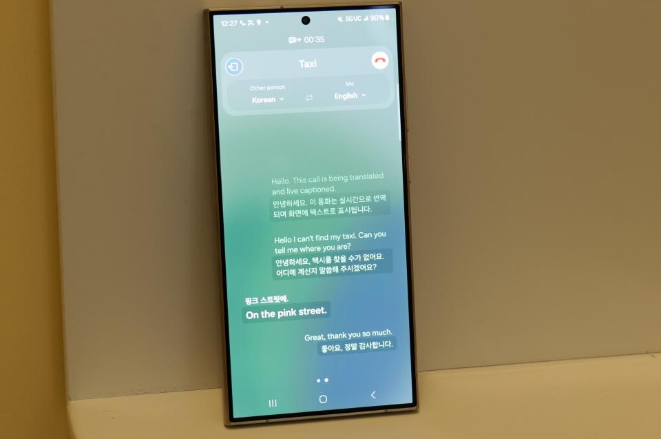 Una demostración de la función Live Translate de Samsung en un dispositivo Galaxy S24.