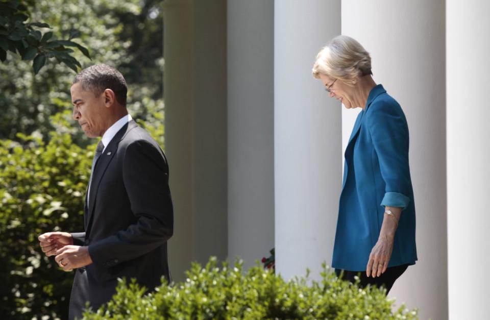 El presidente Barack Obama, seguido por Elizabeth Warren, jefe de la Oficina para la Protección Financiera del Consumidor, se dirige al Jardín de Rosas de la Casa Blanca en Washington, el lunes 18 de julio de 2011, donde anunció la nominación del ex fiscal general de Ohio, Richard Cordray, como primer director de la Oficina para la Protección Financiera del Consumidor. (Crédito: AP/Pablo Martinez Monsivais)