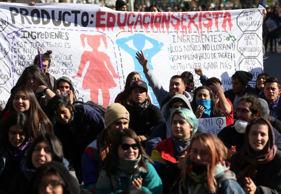 <p>Dans ces manifestations, si le machisme est dénoncé, les violences subies par les femmes sont également pointées du doigt. Crédit photo : Claudio Reyes / AFP Forum </p>