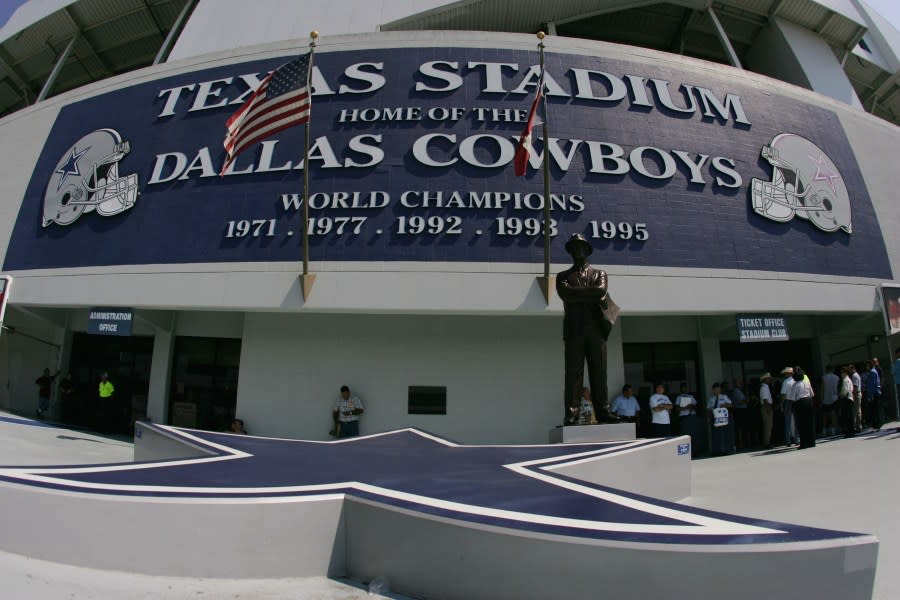 IRVING, TX – SEPTEMBER 19: General view of Texas Stadium during the game between the Dallas Cowboys and the Cleveland Browns on September 19, 2004 in Irving, Texas. The Cowboys won 19-12. (Photo by Ronald Martinez/Getty Images)