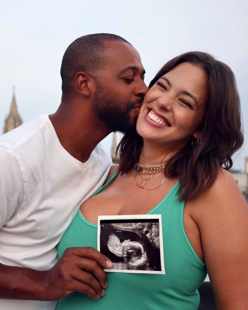 Ashley Graham (R) and Justin Ervin's pregnancy announcement | Ashley Graham/Instagram