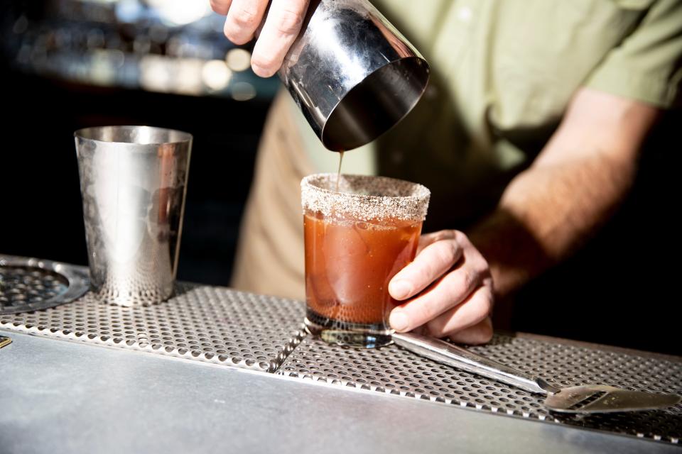 El cantinero Luke Eaton sirve un Bloody Mary en Pacific Standard dentro de The Hotel Holman, el miércoles 14 de junio de 2023, en Salem, Oregón.