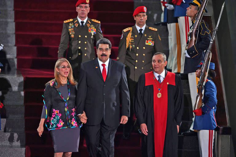 El president Nicolás Maduro camina junto a la primera dama, Cilia Flores y el presidente de la Suprema Corte de Justicia Maikel Moreno