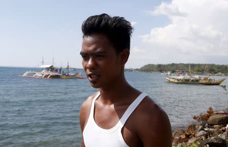 Filipino fisherman Efren Montehermosa, 20, speaks about how his fishing boat was hit by Chinese Coastguard water cannon while he was fishing in Scarborough Shoal, on April 13, 2015, during an interview with Reuters at his home in coastal town of Infanta, Pangasinan in northern Philippines April 22, 2015. REUTERS/Erik De Castro