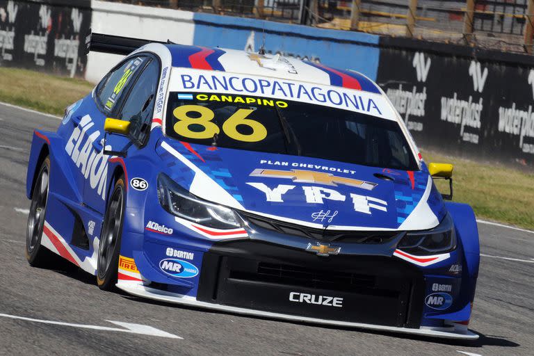 Agustín Canapino marcó la pole y en el autódromo Oscar y Juan Gálvez, de Buenos Aires, intentará sumar su segunda corona en el Súper TC2000