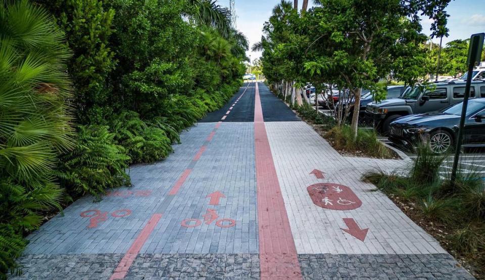 El primer tramo de un cuarto de milla del proyectado Ludlam Trail discurre entre los nuevos complejos de apartamentos MiLine y Windsor, junto a Bird Road, en el oeste de Miami-Dade.