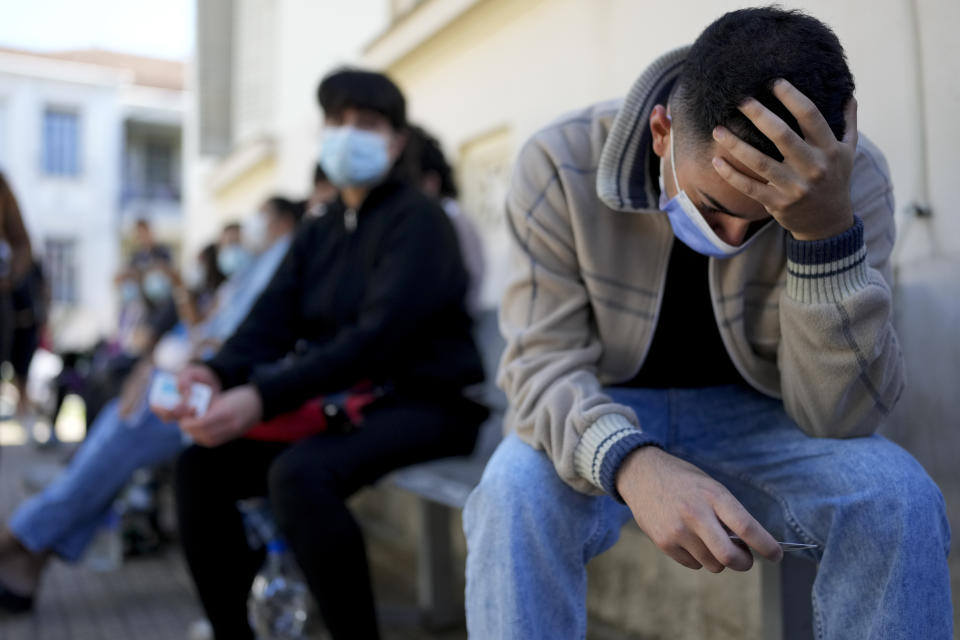 Rodrigo Aranguis, que sufre síntomas de dengue, espera ser atendido en un hospital de Buenos Aires, Argentina, el martes 26 de marzo de 2024. (AP Foto/Natacha Pisarenko)