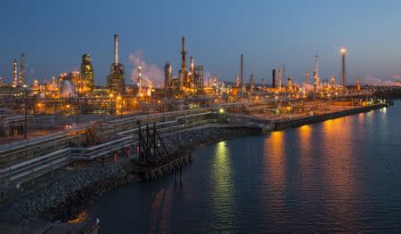 The Philadelphia Energy Solutions oil refinery owned by The Carlyle Group is seen at sunset in Philadelphia March 26, 2014. Picture taken March 26, 2014. REUTERS/David M. Parrott/File Photo