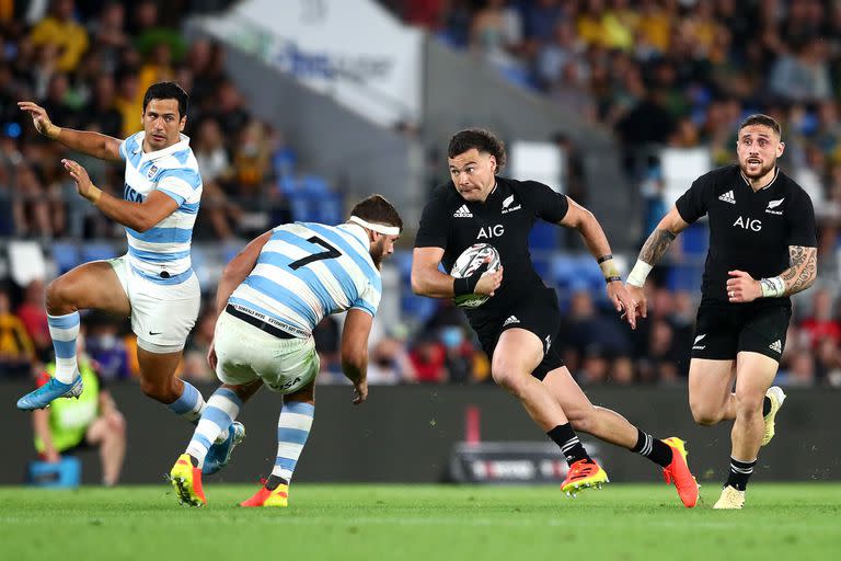 David Havili ataca en velocidad y desaira a Marcos Kremer; Nueva Zelanda domina con holgura a los Pumas en Gold Coast, Australia, por el Rugby Championship.