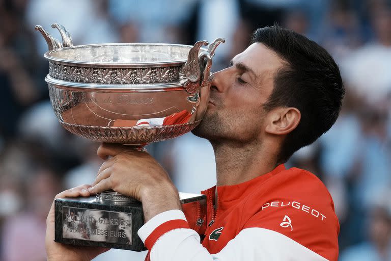 Novak Djokovic besa el trofeo de Roland Garros 2021 tras derrotar en la final a Stefanos Tsitsipas