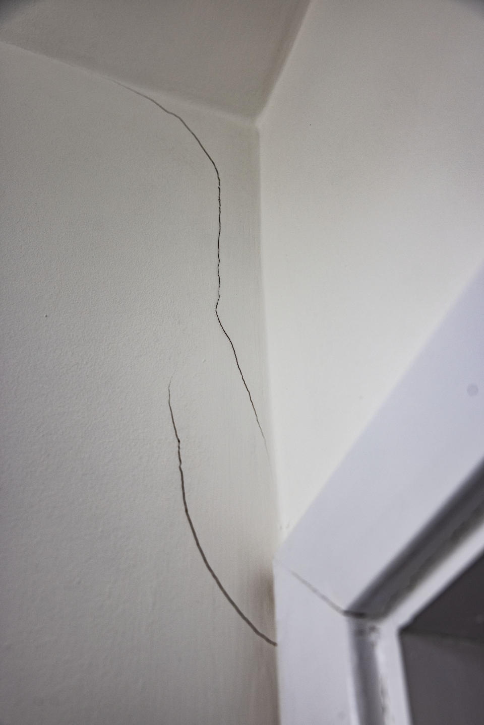 The crack in Lee Boardman's house in Up Holland, Lancashire. (Reach)