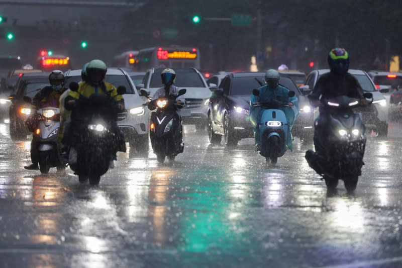 氣象署發布大雨特報（1） 中央氣象署16日下午發布大雨特報，並針對新北市7 處、屏東縣2處發布山區暴雨災防告警；另外北北 基、高屏地區慎防大雷雨。圖為台北市信義區下起大 雨，騎士冒雨前行。 中央社記者裴禛攝  113年6月16日 