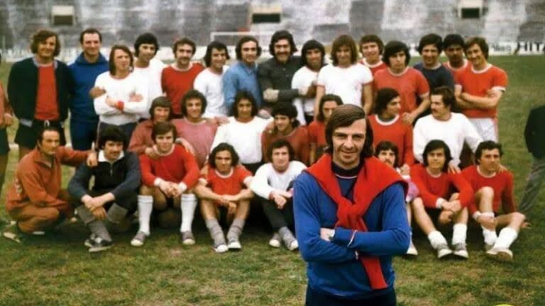 César Luis Menotti y el plantel de Huracán 1973: el maestro y sus alumnos, al servicio del juego y el espectáculo; ese equipo marcó un quiebre en la historia