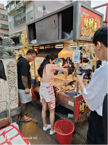 日前《士林廟口我豪蝦》粉專分享士林夜市魷魚妹側乳霸氣外露照，引發熱議。翻攝《士林廟口我豪蝦》粉絲頁