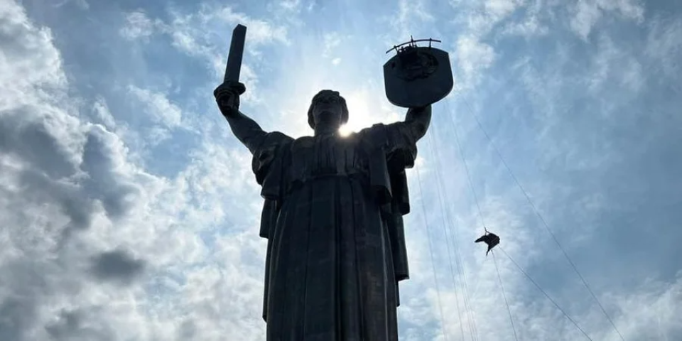 The Ministry of Culture and Information Policy of Ukraine reported that workers began dismantling the coat of arms of the USSR from the shield of the Motherland-Mother monument <span class="copyright">Ministry of Culture and Information Policy of Ukraine/Facebook</span>