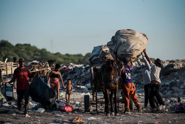 Basural en la zona NO de Paraná, Entre Ríos, donde el 
último fin de semana falleció un chico de 8 años, mientras jugaba, atropellado por un camión. 
Para mucha gente que vive alrededor de este basural, es la única fuente de alimentos que tienen y el único sustento económico, vendiendo lo que pueden juntar. En ese barrio la gente vive en situación de extrema pobreza y vulnerabilidad.