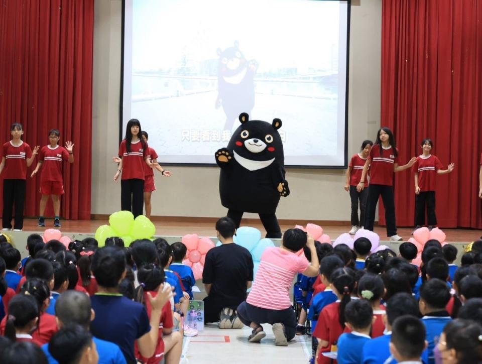 開學第一天，高雄市的觀光大使「高雄熊」特地來到校園，向小朋友宣導登革熱與腸病毒防疫。（圖：高雄市政府提供）