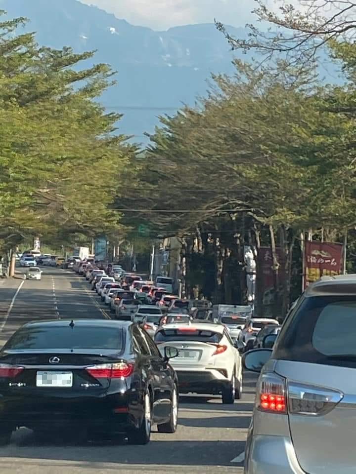 網友形容梅山公園附近的街道如停車場。（圖／翻攝自「梅山鄉，大小事」臉書）