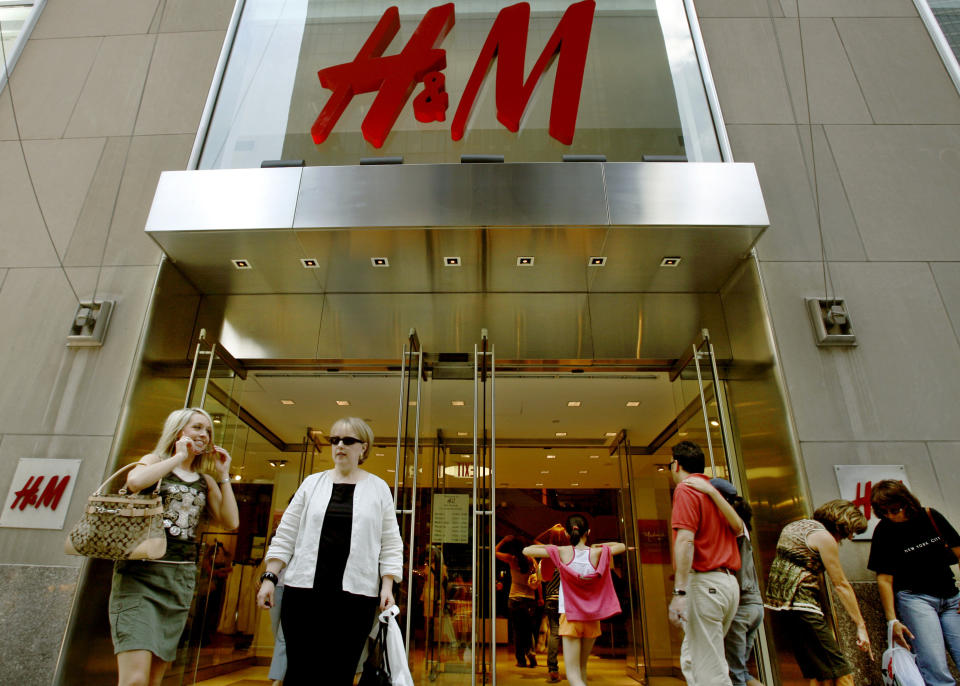 Der schwedische Textilriese H&M sorgte mit einem Kapuzenpulli für einen Riesenskandal. (Bild: AP Photo/Kathy Willens)