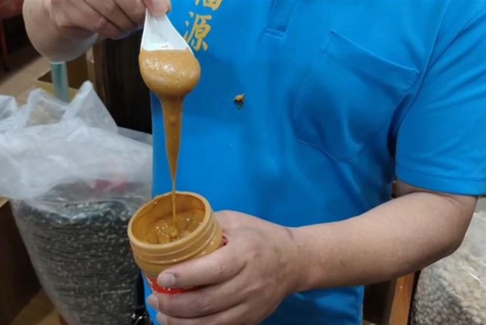 福源花生醬業者拿現做花生醬說明，花生醬都是每日現做安全無虞。