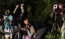 Des touristes ont observé le phénomème depuis le sol, le pont de bateaux de croisière et d'autres à bord de montgolfières suspendues dans les airs. <br>(Photo: Ian Hitchcock/Getty Images)