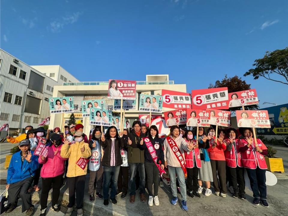 國民黨嘉義縣一選區海區立委候選人詹琬蓁，與國民黨嘉義市立委候選人張秀華聯袂在嘉義縣水上鄉民生社區路口拜票。（詹琬蓁競選團隊提供∕呂妍庭嘉義傳真）