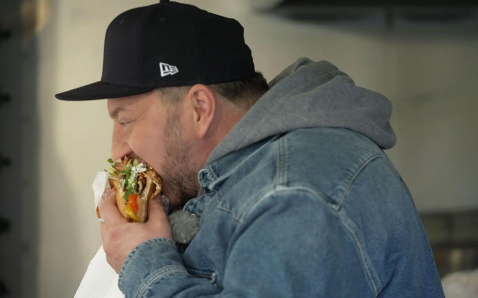 Ein Mann, eine Leidenschaft, ein Traumjob: Sebastian Lege futtert sich durch die deutsche und türkische Döner-Landschaft. (Bild: RTL)