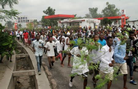 Congolese opposition supporters chant slogans during a march to press President Joseph Kabila to step down in the Democratic Republic of Congo's capital Kinshasa, September 19, 2016. REUTERS/Kenny Katombe