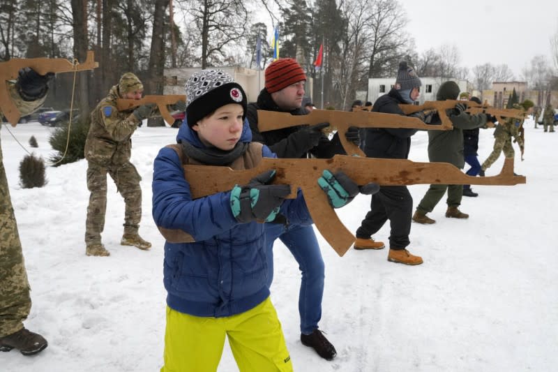 隨著烏克蘭危機持續升級，婦女及兒童也投入作戰訓練，以應對俄羅斯大軍入侵。（AP）