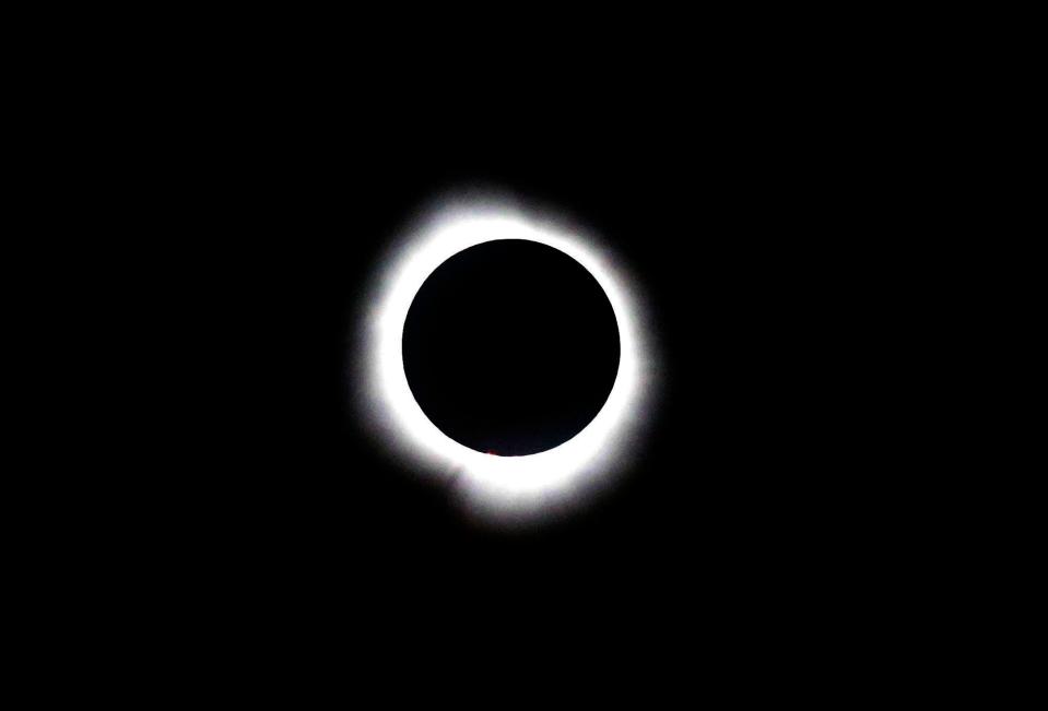 The total solar eclipse is seen Monday at Brookside Golf Course in Ashland