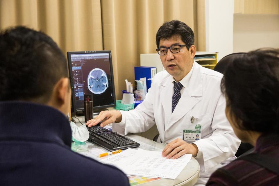 亞東醫院一般神經科主任甄瑞興表示，引發失智症的狀況不同，以退化型居多。