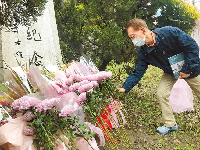 太平輪海難72周年，基隆市府與罹難家屬27日至紀念碑悼念。（陳彩玲攝）