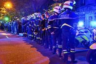 <p>Plus de 200 policiers se sont réunis vendredi soir devant le Bataclan à Paris pour protester contre les accusations de violences policières et de racisme à l'encontre de leur profession, et dénoncer un manque de soutien de l'Intérieur.</p>