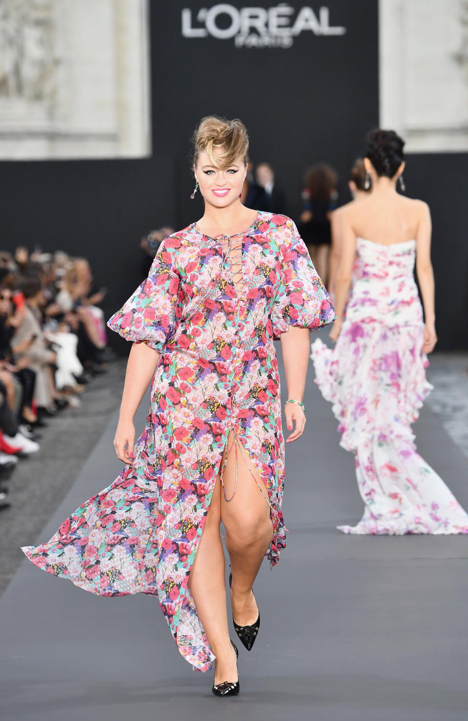 <p>Curvy model Iskra Lawrence beamed in a gorgeous floral gown. (Photo: Getty Images) </p>