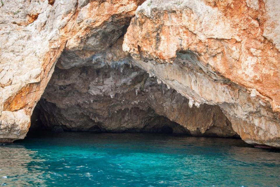 La Cueva del Llop Mari, cuyo nombre se origina del catalán (Cueva de los Leones Marinos), y a la que se llega por tierra o por mar. 
