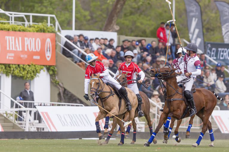 Poroto Cambiaso pegando un cogote en la semifinal frente a Ellerstina Pilot