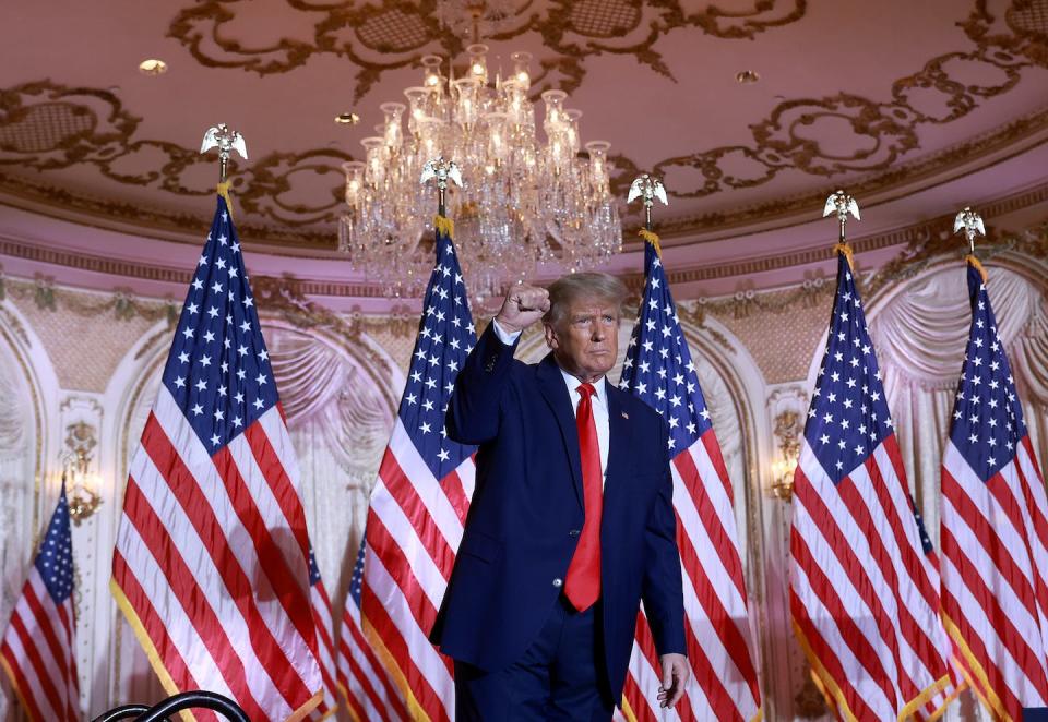 El expresidente Donald Trump, en un acto de campaña en su casa de Mar-a-Lago el 15 de noviembre de 2022, en Palm Beach, Florida, cuando anunció que aspiraba a otro mandato y lanzó oficialmente su campaña presidencial para 2024. <a href="https://www.gettyimages.com/detail/news-photo/former-u-s-president-donald-trump-gestures-during-an-event-news-photo/1441799553?phrase=Trump&adppopup=true" rel="nofollow noopener" target="_blank" data-ylk="slk:Joe Raedle/Getty Images;elm:context_link;itc:0;sec:content-canvas" class="link ">Joe Raedle/Getty Images</a>