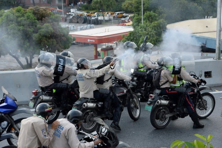 Police forces confront Venezuelan opposition activists demonstrating in Caracas, on April 24, 2017