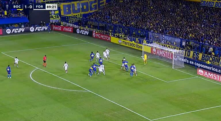 A 40 segundos del final del tiempo reglamentario, Boca, que está ganando 1 a 0, decide, por intermedio de Zenón, lanzar un corner al corazón del área, donde esperan seis futbolistas xeneizes; cerca de la medialuna del área, un séptimo jugador local también está en posición de ataque