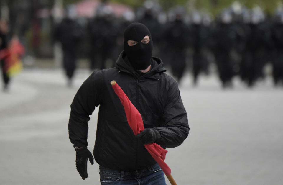 <p>A masked leftist demonstrator flees approaching police who try to separate leftist and nationalist demonstrators in Chemnitz, eastern Germany, Saturday, Sept. 1, 2018, after several nationalist groups called for marches protesting the killing of a German man last week, allegedly by migrants from Syria and Iraq. (Photo: Jens Meyer/AP) </p>