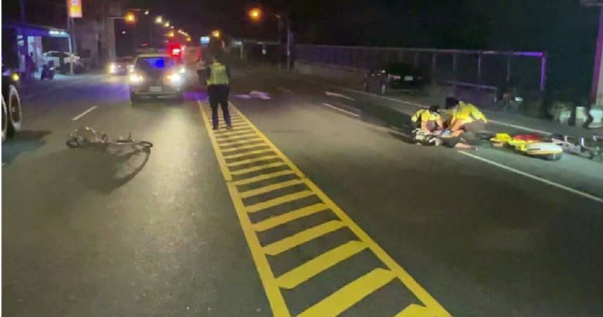 台東發生死亡車禍，78歲老翁騎腳踏車突出現在快車道上，遭賓士撞上噴飛倒地，送醫不治。（圖／翻攝畫面）