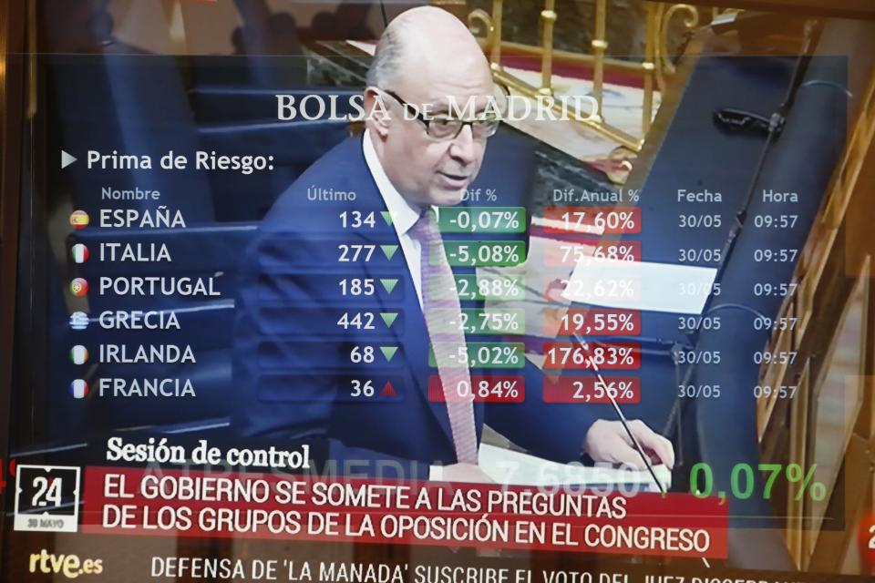 Foto: Multiexposicion en cámara de la Bolsa de Madrid. La prima de riesgo española se mantiene al alza y en la apertura de la sesión del martes superó los 140 puntos básicos, niveles en los que no se situaba desde abril de 2017, en una jornada en la que, según los analistas, se acusó la tensión por la situación política en Italia y España. EFE / Javier Lizón