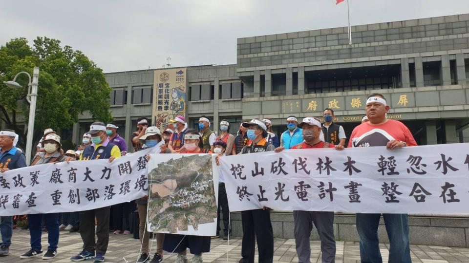 屏東縣獅子鄉楓林村逾40名族人今上午集結縣府，抗議坡地種電要求撤回。獅子鄉楓林部落光電自救會提供